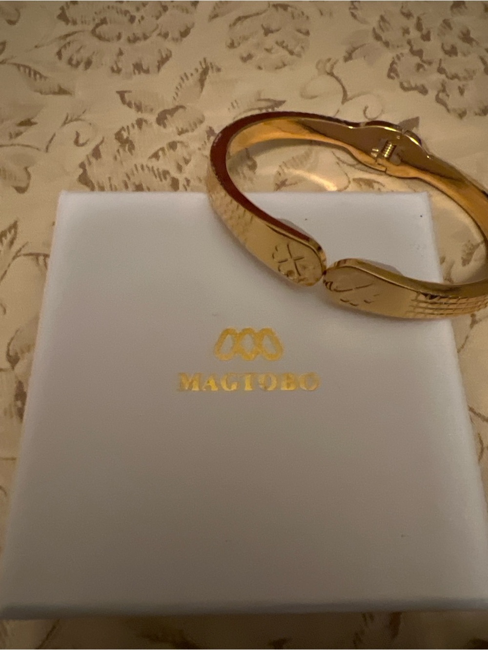 MAGTOBO Gold Tone Magnetic Bag Holder Bracelet | Clover Luxe Accessory ~ NWOT - Picture 2 of 4